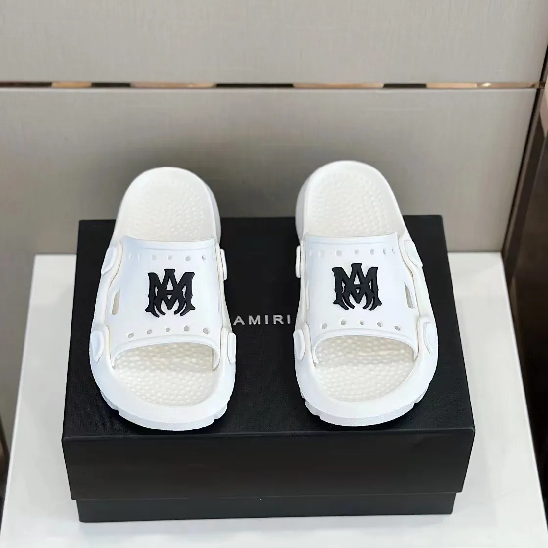 Men's shoes 💰P320💰amiri high-end boutique luxury slippers, 1:1 high-end quality, casual and sunny, loose and comfortable, the highest version of high-quality boutique, a must-have in summer! Code number: 39--46
